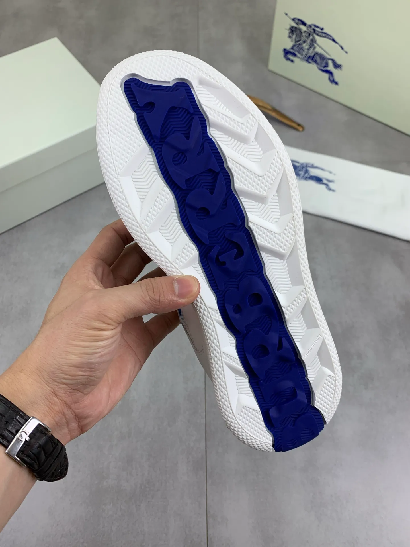 Factory price P640 [BURBERRY] Burberry - High-end quality original order (couples 🧑‍🤝‍🧑 style) - Upper: imported 🔝 original material - Lining: cowhide lining, feet; water-dyed cowhide - Outsole: ultra-light TPR rubber; two-color molded outsole - Super high quality control, fine workmanship: highlighted (high-end, extravagance, grade) -Size: 35-46 (male 38 46 Female 35 40 can be customized)·Color: Multiple colors available
